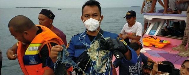 На борту разбившегося в Индонезии самолета Boeing 737-524 находились 65 человек