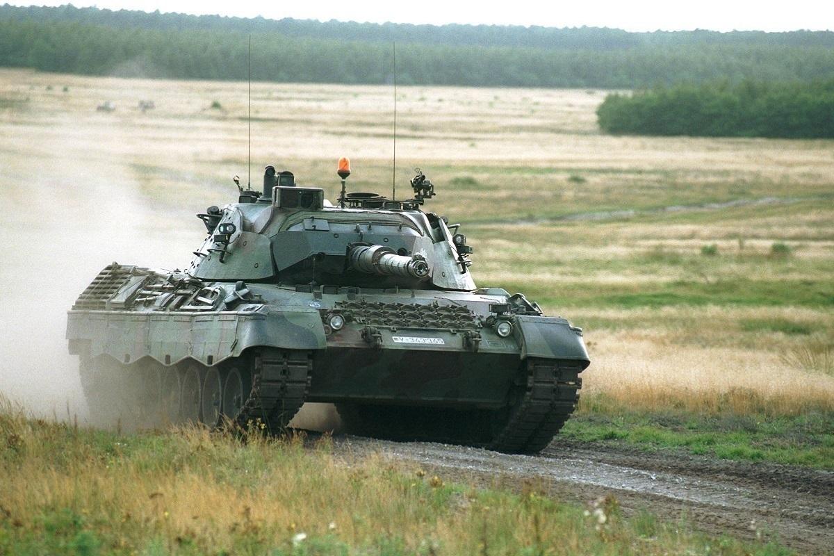 Меркурис: Поставки устаревших танков Leopard 1 Украине выглядели унизительно