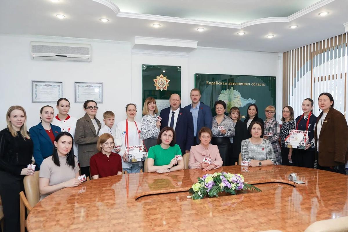 Всего за 100 рублей: как значок гвоздики в ЕАО спасает жизни ветеранов и бойцов СВО