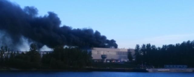 На заводе в Петербурге горит строящийся для ВМФ корабль