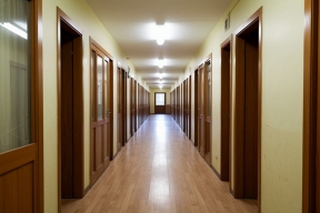 Общежитие в Ванино: аварийная лестница и забитый хламом эвакуационный выход