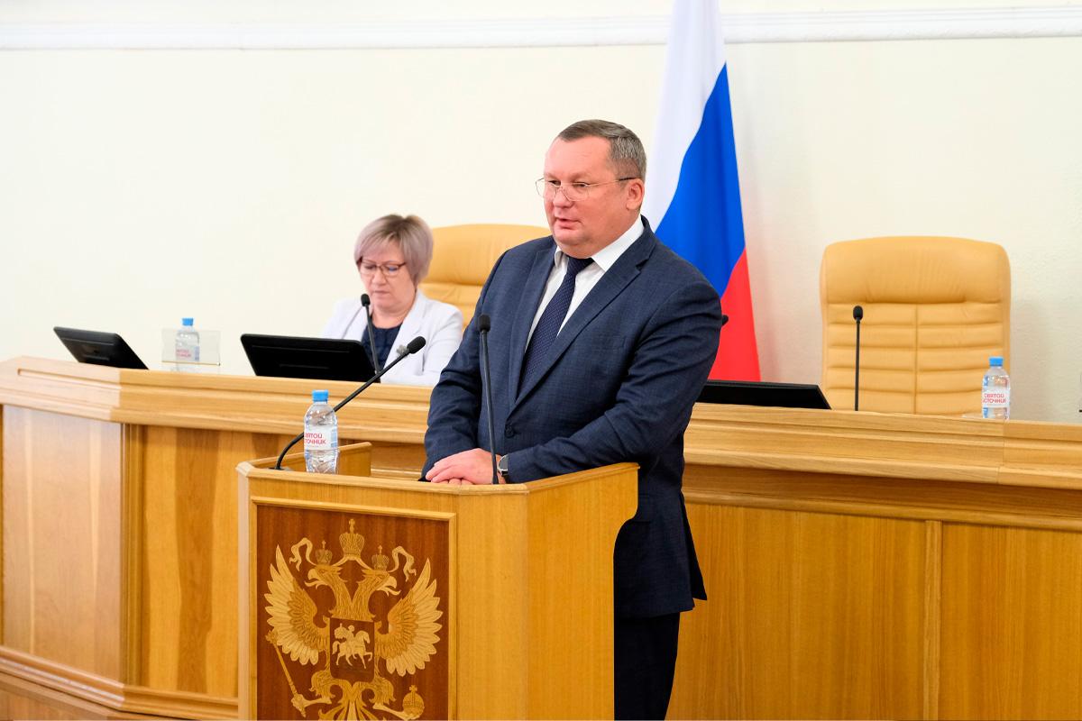 Председатель Думы Астраханской области Игорь Мартынов вручил студенческие билеты будущим юристам: Впереди у вас серьёзная работа, новые возможности и важные решения