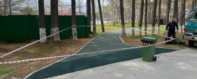 В городском парке Южно-Сахалинска отремонтировали повреждённые дорожки