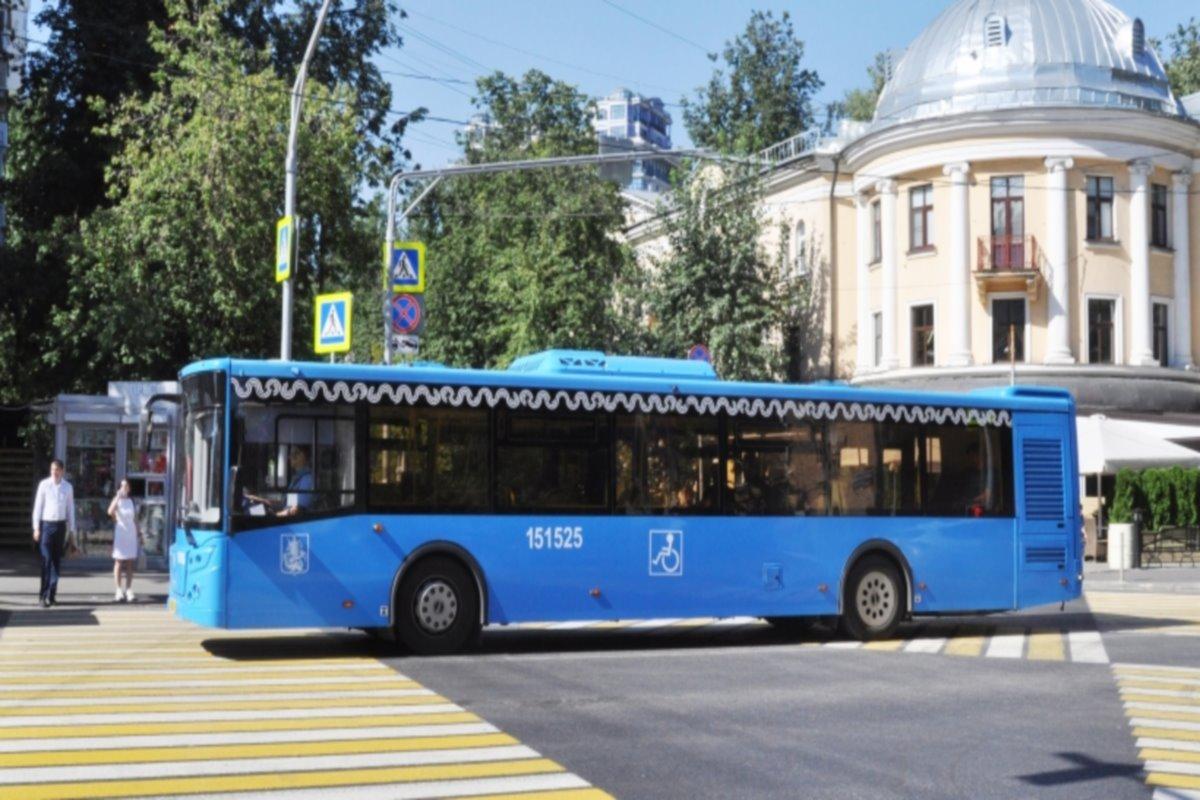 Наземный транспорт Москвы начал осуществлять транспортировку учеников к школам и обратно