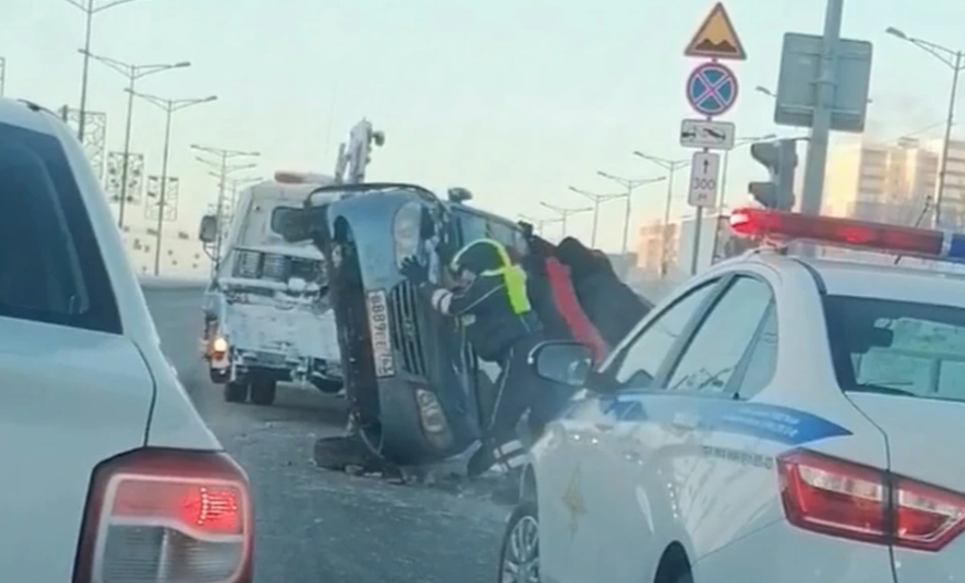 В Самаре на Московском шоссе перевернувшийся автомобиль создал большую пробку