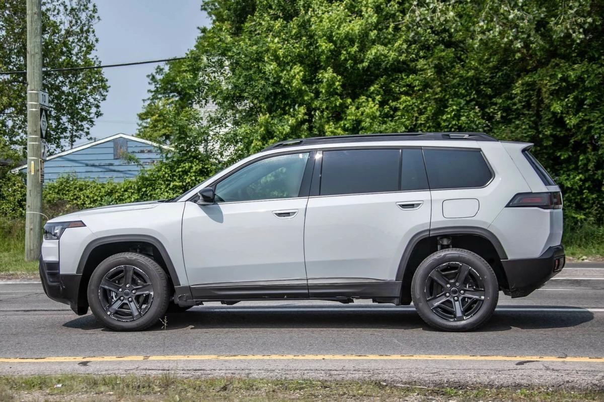 Слили фото нового Jeep Cherokee который вернулся к углам и экранам