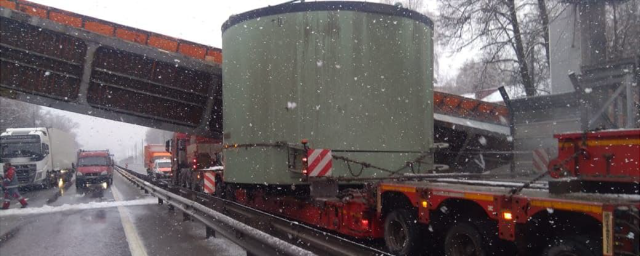 Под Владимиром над трассой М-7 повис надземный пешеходный переход — Видео