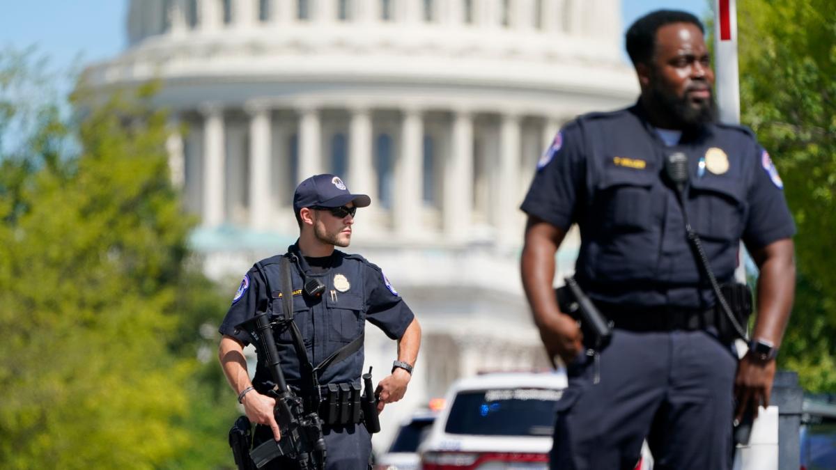 Полицейские в Вашингтоне задержали возле Капитолия мужчину с винтовкой AR-15