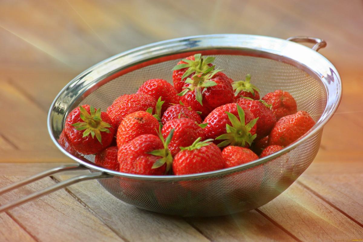 Эксперты рассказали, как и когда правильно мыть различные ягоды