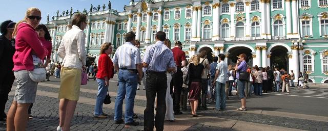 Беглов пытается прикрыть провалы в развитии туристической отрасли Петербурга