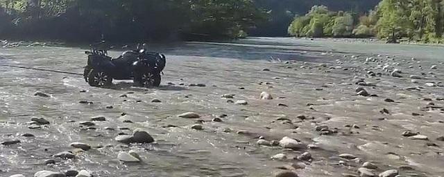 МЧС Абхазии ищет упавшую в реку туристку из России