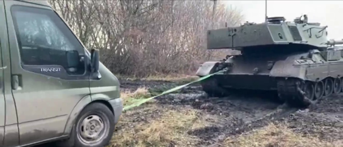 Танки Leopard 1 успешно выполняют новые задачи для ВСУ, вытаскивая технику из грязи