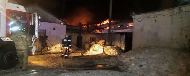 Спасатели Екатеринбурга потушили пожар в цехе по производству мебели