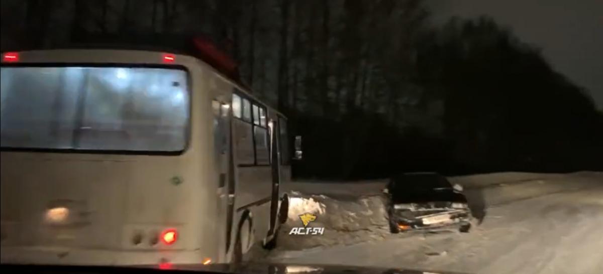Под Новосибирском автобус с пассажирами врезался в седан