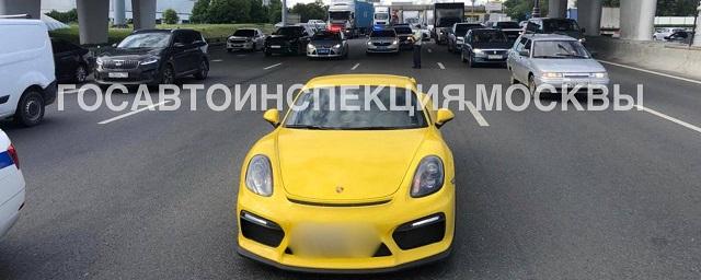 Москвич упал с эстакада на проезжающий по МКАД Porsche