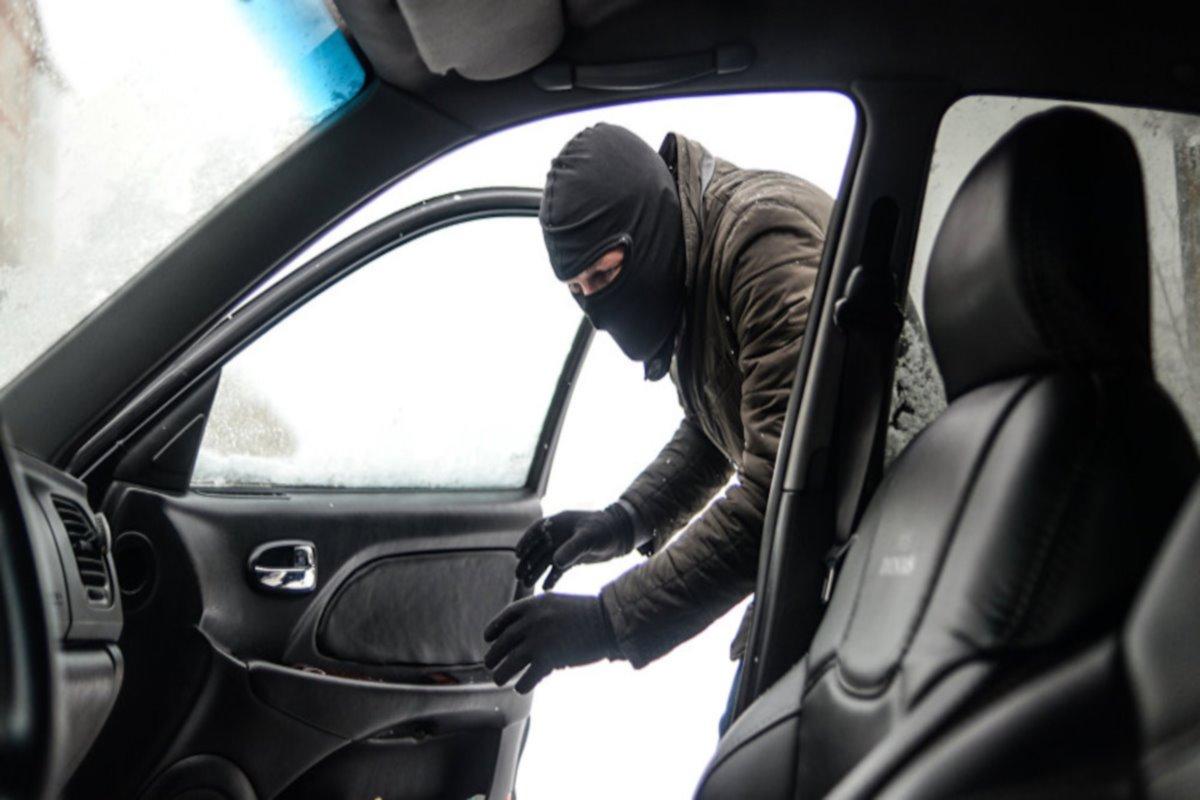 В Костроме рецидивист обокрал автовладельца, стащив сумку с документами из его машины