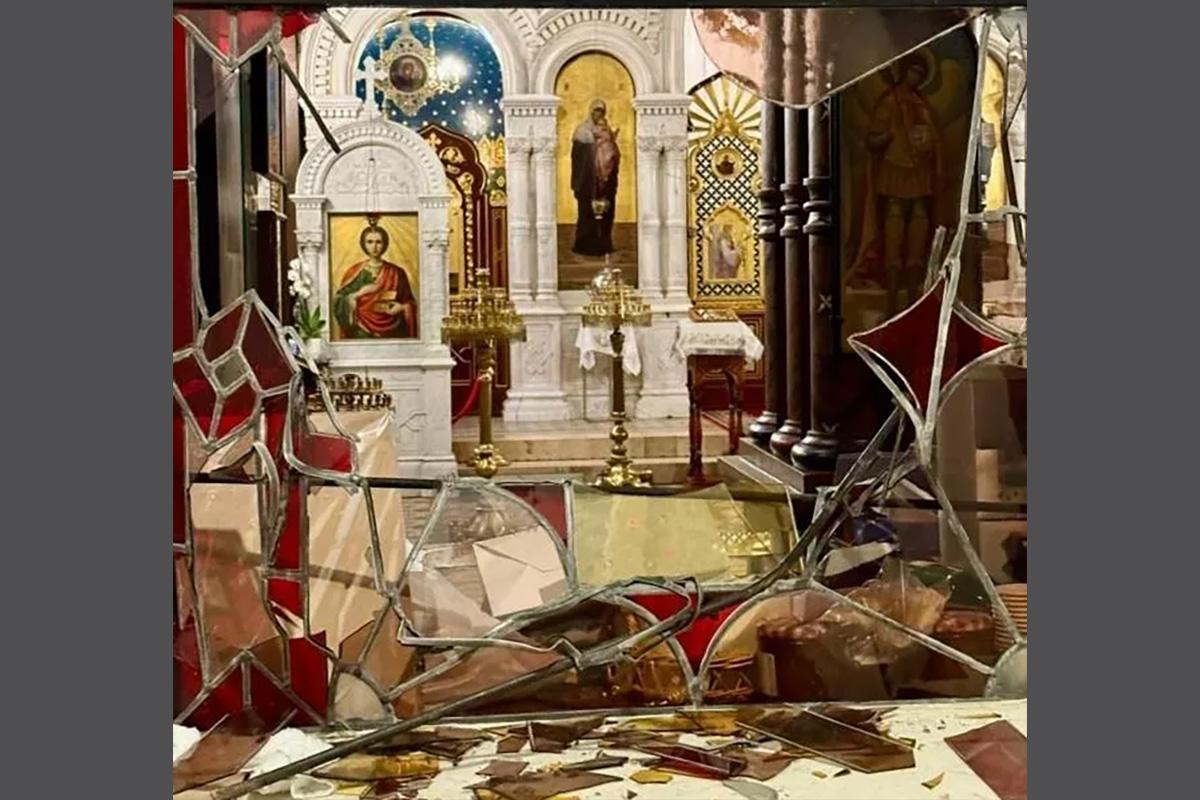 «Не сам, ему приказывали»: женевский храм подал в суд после ночного вторжения в алтарь