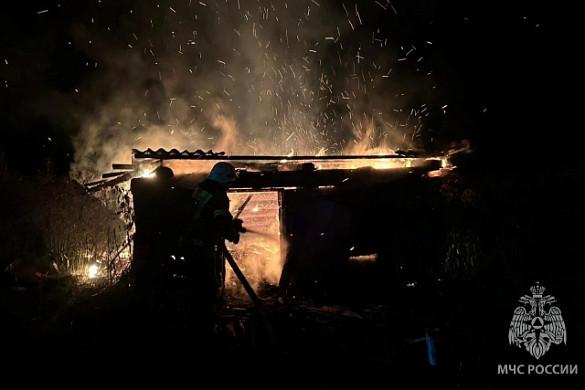 Огненный вечер в Заволжском районе: сараи и баня стали жертвами пламени