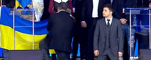 Петр Порошенко и Владимир Зеленский встали на колени во время дебатов