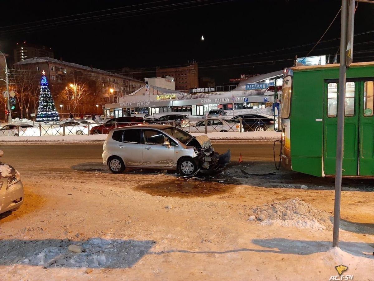 В Новосибирске «Хонда» врезалась в троллейбус, водитель уснул за рулем