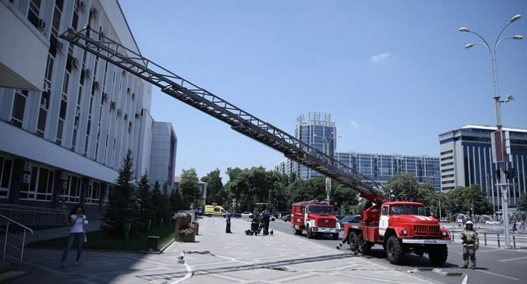 Сотрудников краснодарской администрации эвакуировали из здания для тушения условного пожара
