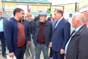 «Взяли на себя постройку 10 домов»: спикер Народного Собрания Дагестана Заур Аскендеров встретился с жителями Мамедкалы
