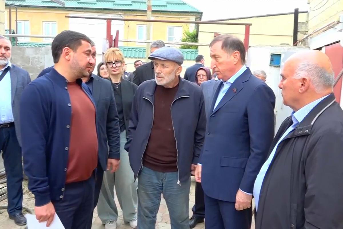 «Взяли на себя постройку 10 домов»: спикер Народного Собрания Дагестана Заур Аскендеров встретился с жителями Мамедкалы