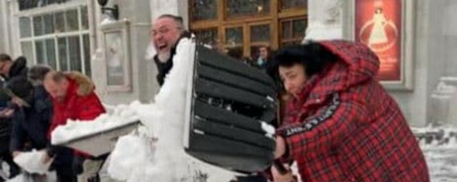 Юрий Грымов и Лолита приняли участие в уборке снега у театра «Модерн»