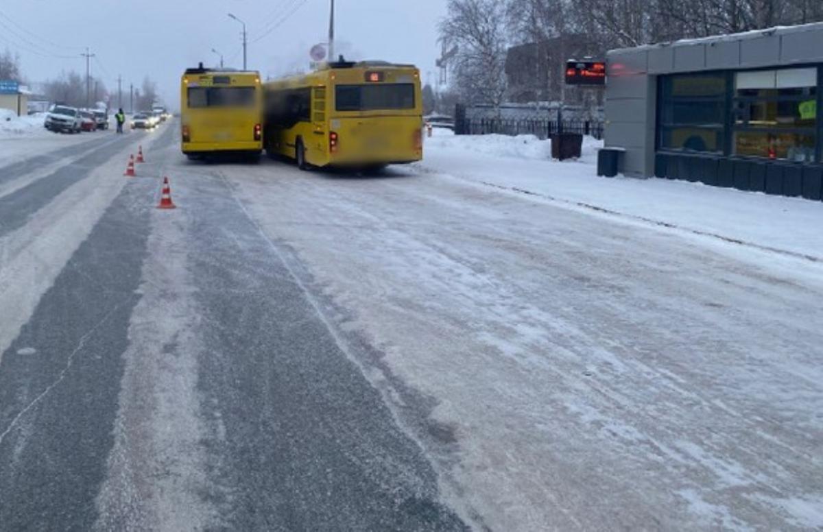 Водитель пассажирского автобуса в Сургуте задавил коллегу на остановке
