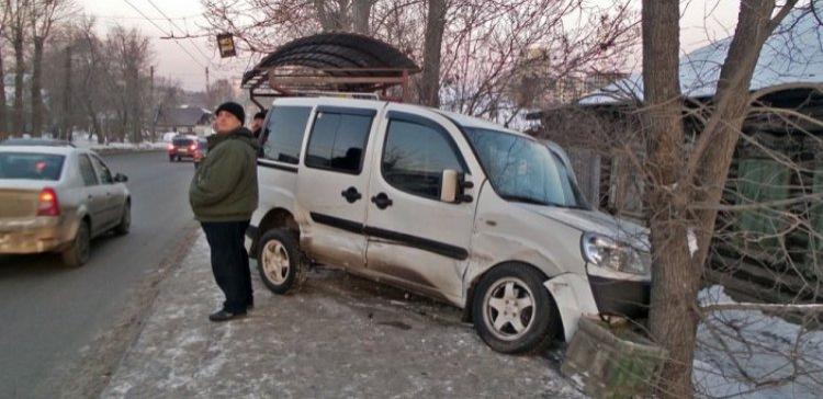 В Екатеринбурге Fiat врезался в остановку с людьми