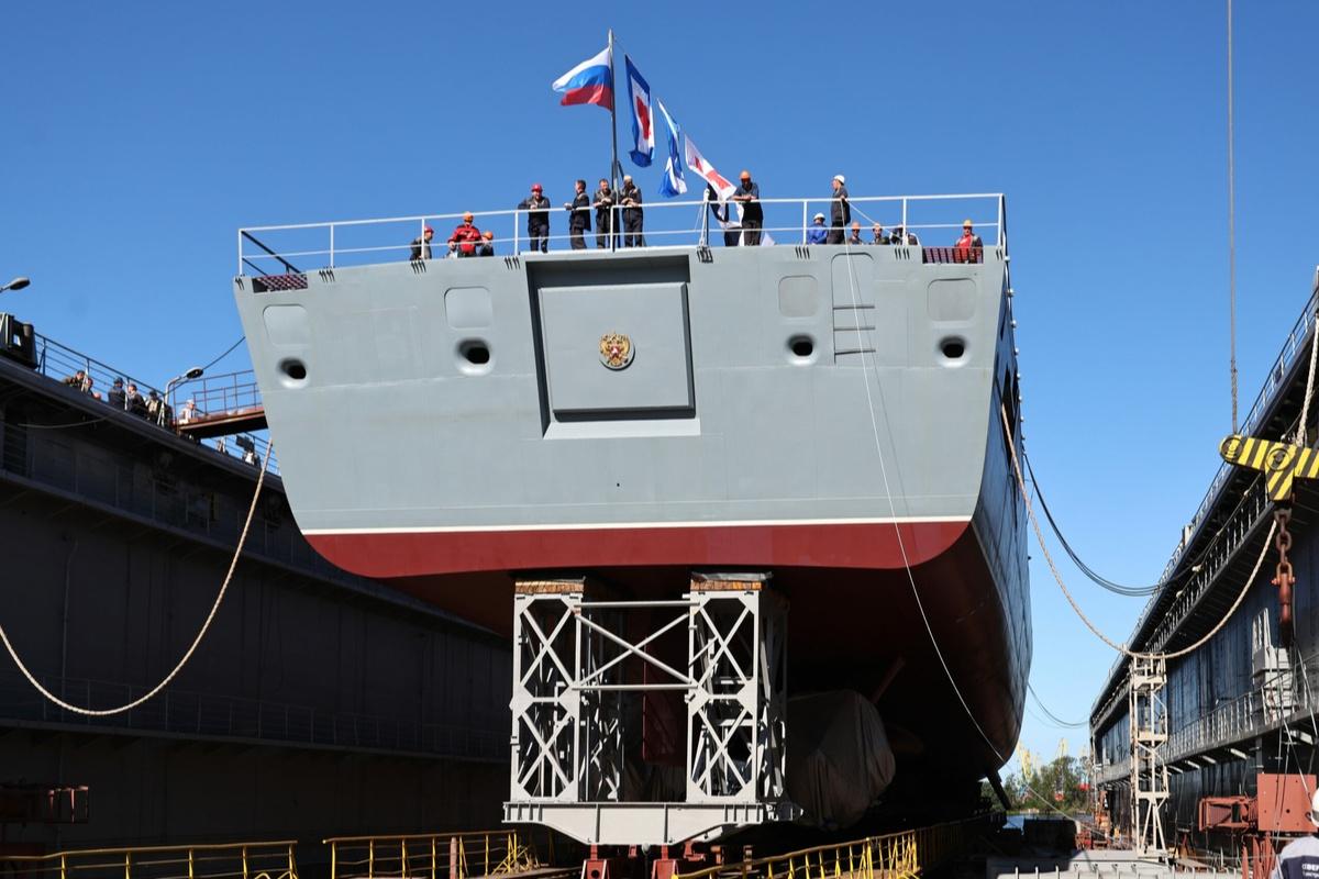 В Петербурге прошла торжественная церемония спуска на воду нового фрегата