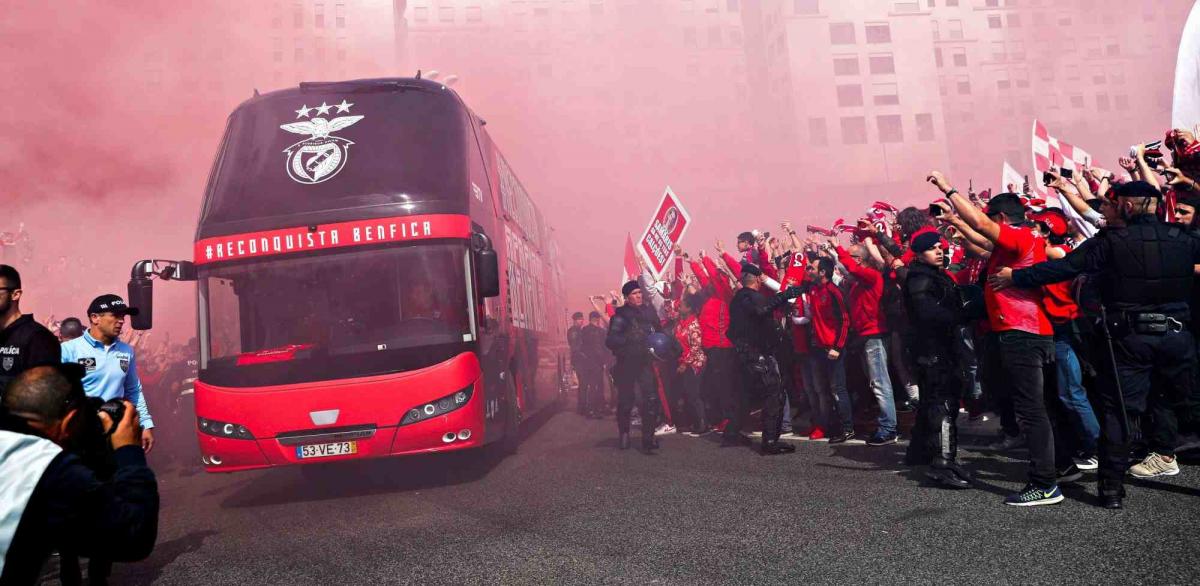 Фанаты напали на автобус с игроками «Бенфики»