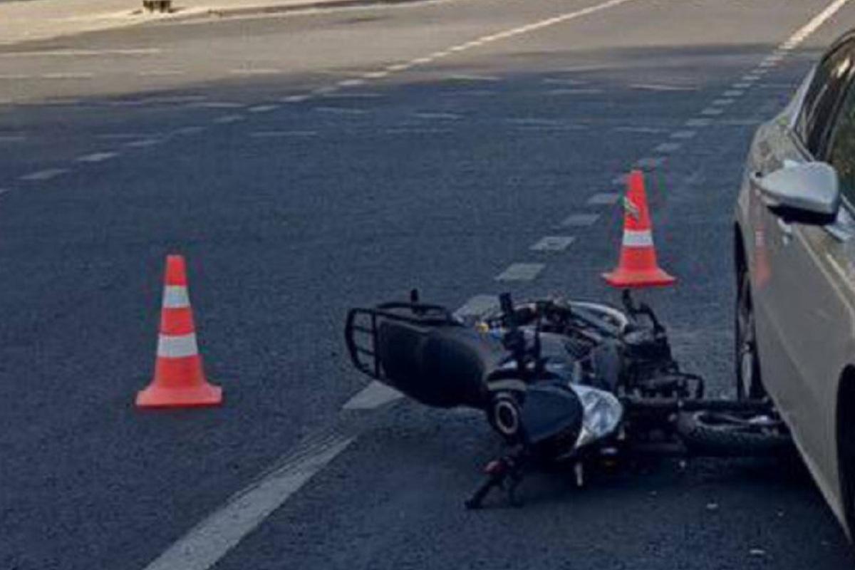 13-летний мопедист и его юная спутница попали под колеса Peugeot в Луганске