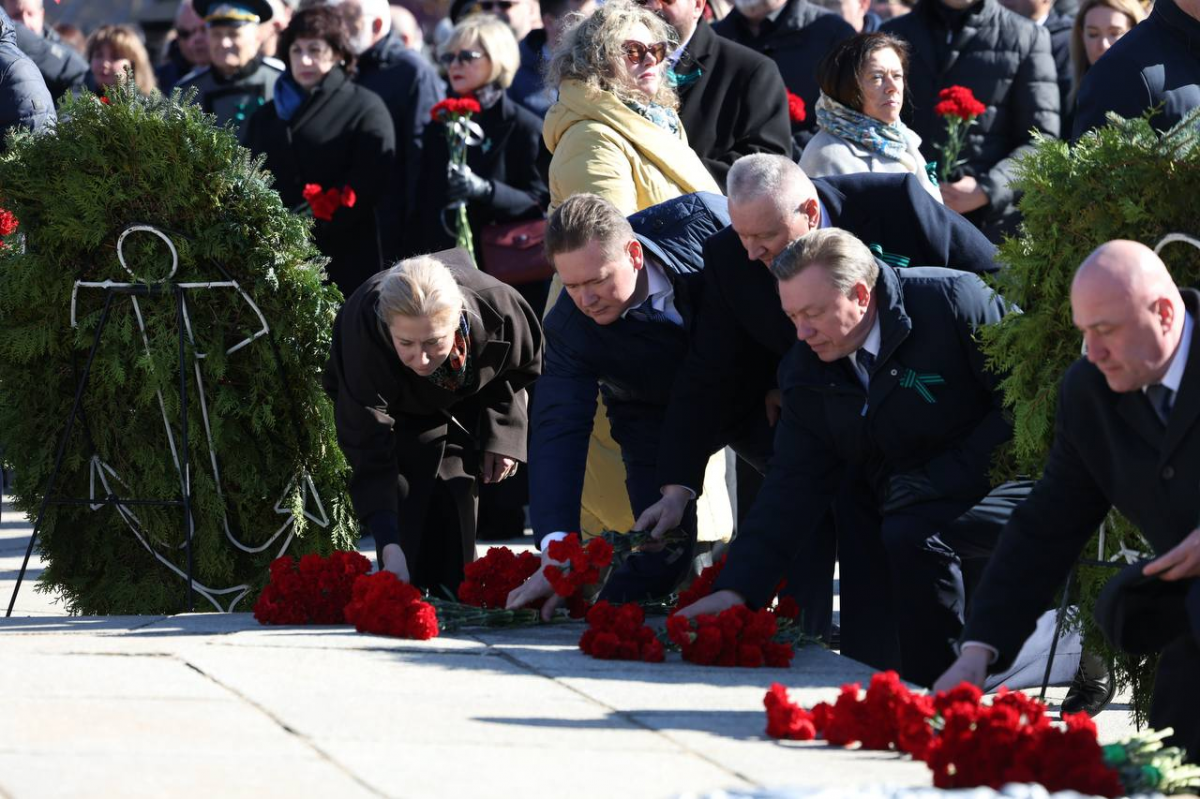 Спикер Заксобрания Калининградской области Андрей Кропоткин возложил цветы к мемориалу «1200 воинам-гвардейцам» в честь 81-й годовщины взятия Кенигсберга