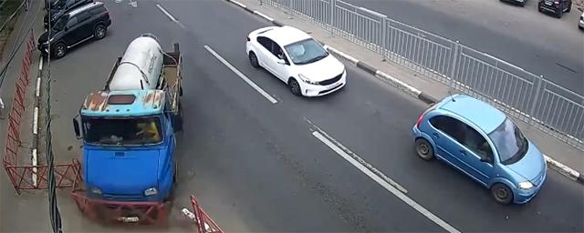 Неуправляемый грузовик выехал на тротуар в Ярославле