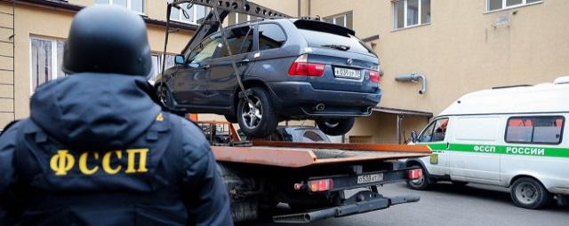 В Волгограде приставы арестовали сразу восемь машин должников на одной парковке