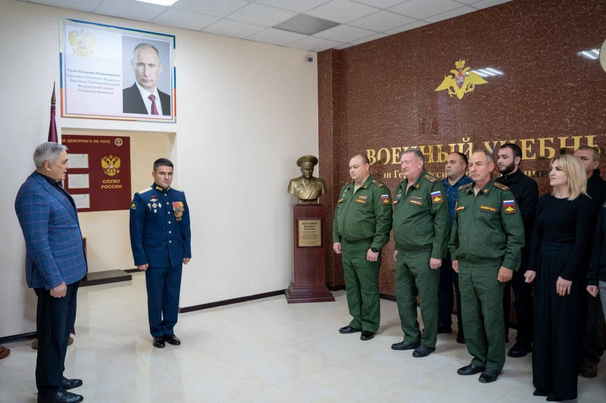 Глава КЧР Рашид Темрезов поздравил героя СВО Рустама Магомедова с назначением руководителем первого Военного учебного центра в республике