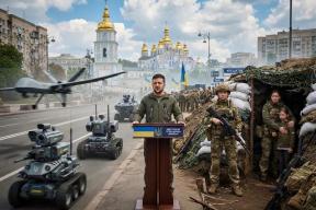 Дроны вместо солдат и женщины в окопах: что скрывает Зеленский за киевским «парадом будущего»