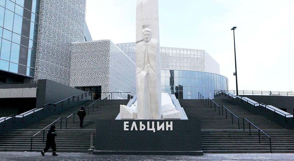 В Екатеринбурге хулиган осквернил памятник Ельцину