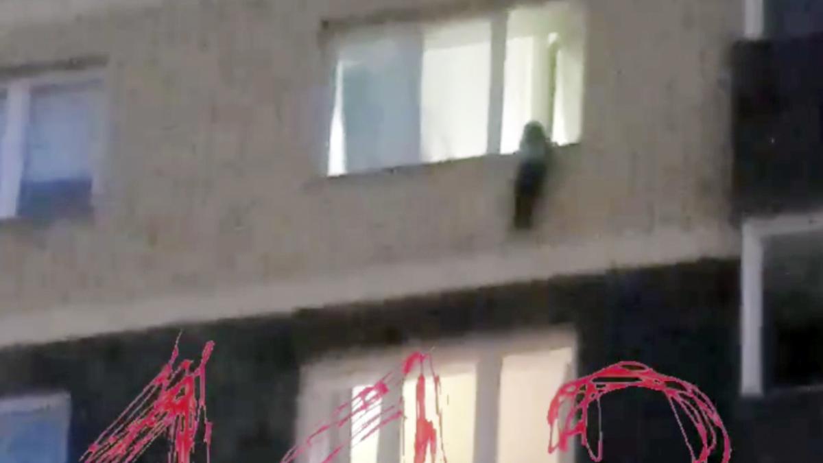 Мужчина, который спас выпавших из окна многоэтажки в Ногинске детей, рассказал об их состоянии