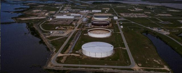 В США за неделю на 7,49 млн баррелей сократились коммерческие запасы нефти