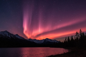Жители Камчатского края ночью могли наблюдать аномальное красное северное сияние