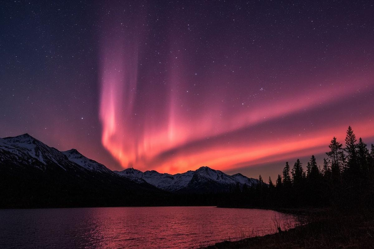 Жители Камчатского края ночью могли наблюдать аномальное красное северное сияние
