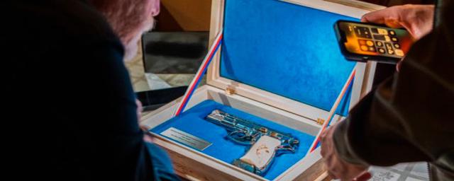 Президент Чехии Павел подарил Зеленскому легендарный пистолет CZ 75