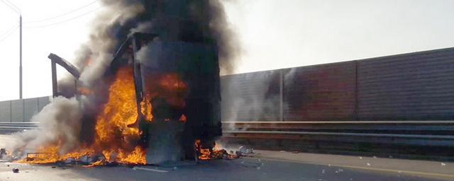 Загоревшийся грузовик парализовал движение по Новорижскому шоссе