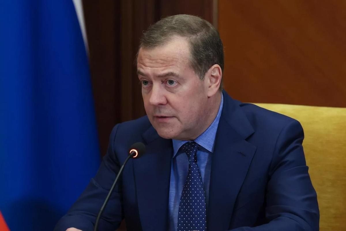 Медведев заявил, что бюджет никогда не бывает простым, тем более военный