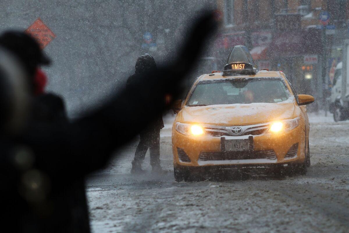 Ледяной дождь взвинтил цены на такси в Воронеже
