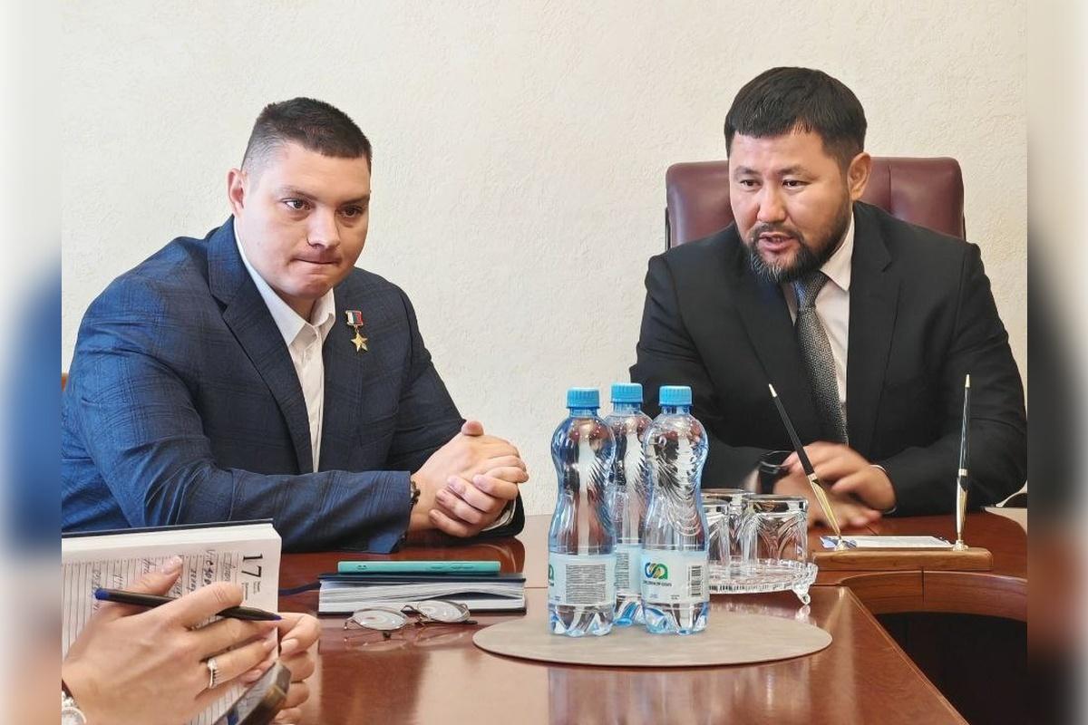 Мэр Евгений Григорьев: Герой России Николай Соболев начал стажировку в администрации Якутска