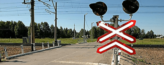 На железнодорожном переезде в Волгоградской области электропоезд столкнулся с иномаркой