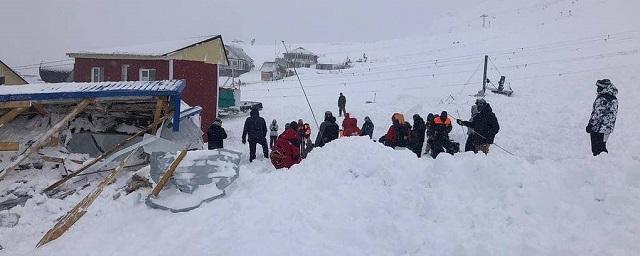 На Домбае лавина накрыла горнолыжный курорт, под снегом люди